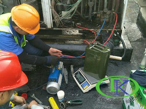 日立多聯機定量加注潤滑油